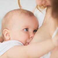 La lactancia materna no es la culpable de la caída de pelo en el postparto: es un mito  