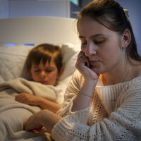 Mi hijo tose por la noche sin parar y nadie puede dormir: qué podemos hacer 