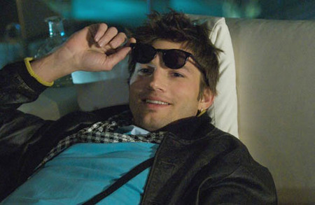 Ashton Kutcher es todo un playboy en su nueva película