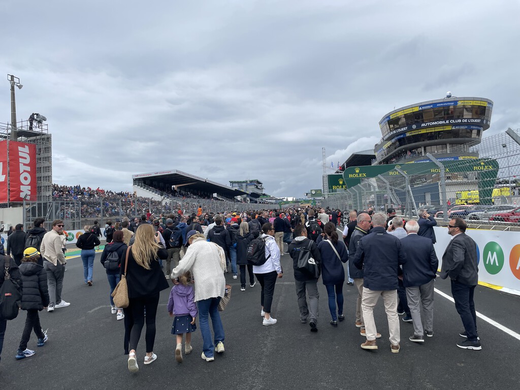 He estado en las 24 horas de Le Mans y solo estoy convencido de una cosa: hay que vivirlo una vez en la vida 
