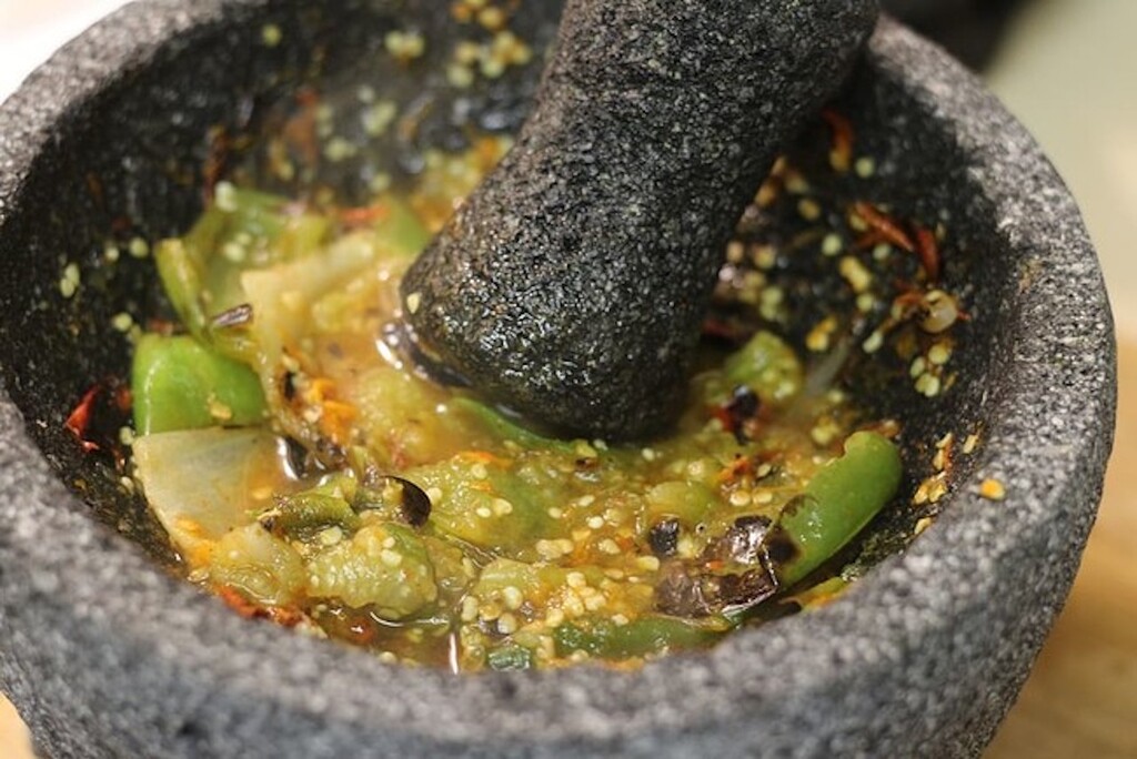 Aprende cómo curar un molcajete para la elaboración de salsas y otras