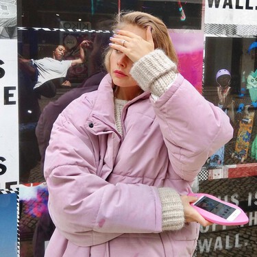 Las nuevas deportivas que aman las pijas son estas Hoka color algodón de azúcar: elegantes y perfectas para bajitas