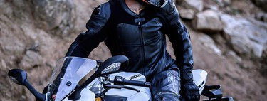 Arai sigue haciendo sus cascos como hace casi un siglo: sin máquinas, a mano, a golpes y con un oído capaz de detectar cuando uno está roto 