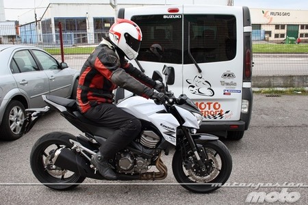 Kawasaki Z800e, prueba (conducción en ciudad y carretera)