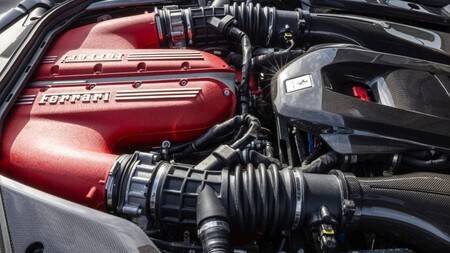 Apesar de seu desempenho, os carros elétricos não substituem o som e a emoção dos motores a combustão aos olhos dos clientes de supercarros | Imagem: constructor