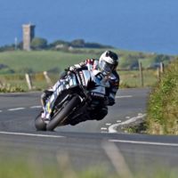 Hipnótico y terrorífico al mismo tiempo. Así practican Michael Dunlop y John McGuinness en el IOMTT