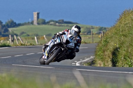 Hipnótico y terrorífico al mismo tiempo. Así practican Michael Dunlop y John McGuinness en el IOMTT