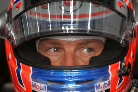 Jenson Button se coloca primero en los segundos libres, pese al calor