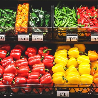 Barcelona anuncia supermercados públicos con alimentos frescos más baratos y los comercios de barrio ya han reaccionado 