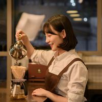 De bebidas doces a 'bolsa de sangue': entenda a caffeinetopia, a obsessão por café na Coreia que revela o impacto do cansaço na mente dos jovens 