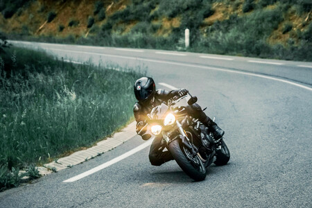 Tomando curva en moto