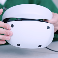 ¿Cómo es por dentro PlayStation VR2? Dos nuevos vídeos nos enseñan las entrañas del dispositivo y los mandos de realidad virtual de Sony 