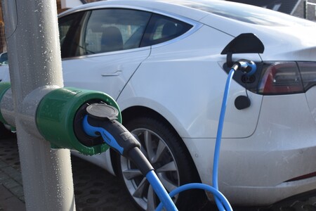 Cargar el coche eléctrico en las farolas, una fórmula cada vez más extendida que triunfa en Países Bajos