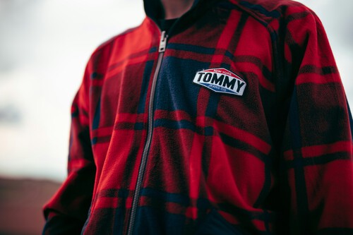 El Corte Inglés está bajando el precio en su outlet de todas las chaquetas Tommy Jeans al 60% de descuento