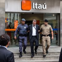 Ex-gerente do Itaú preso injustamente por 9 dias em acusação de fraude sem provas recebe R$ 480 mil de indenização: o TST manteve a condenação do banco por abuso de poder, cancelou a justa causa e determinou o pagamento das verbas 