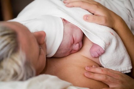 La primera hora de vida es sagrada para la madre y el bebé