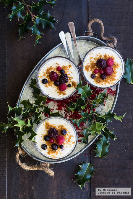 Vasitos navideños de frutos rojos, mascarpone y spéculoos. Receta fresquita para el menú navideño