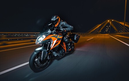 Ktm 1290 Super Duke Gt Fotos Espias 2023 002