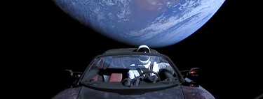 "Quiero confundir a los extraterrestres". La mayor excentricidad de Elon Musk fue lanzar su Tesla al espacio con música de David Bowie y un libro en la guantera 