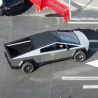 Avistada la Tesla Cybertruck rodando por Fremont, con retrovisores al uso y un enorme limpiaparabrisas