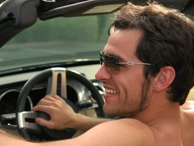 Desnudo al volante: ¿derecho individual o motivo de arresto?