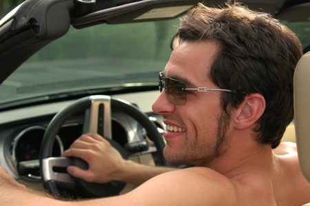 Desnudo al volante: ¿derecho individual o motivo de arresto?