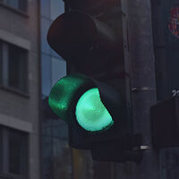 La inteligencia artificial de Google no quiere que te pares en los semáforos. No es para que llegues antes, es para contaminar menos 