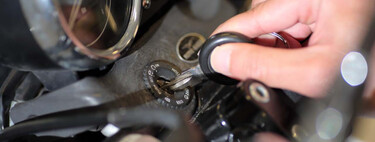 Cuesta céntimos, y es el truco japonés que tienes en casa para que la llave de la moto te funcione como el primer día 