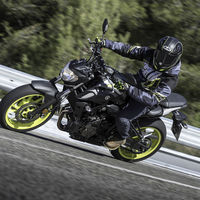 ¡Confirmado! La DGT va a hacer obligatorios los guantes para montar en moto