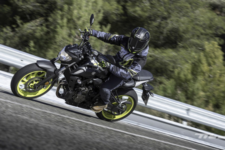 ¡Confirmado! La DGT va a hacer obligatorios los guantes para montar en moto
