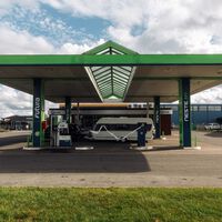Hasta 30 euros de diferencia. El truco para ahorrar dinero echando diésel antes o después de la frontera viajando en tu furgoneta este verano