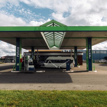 Hasta 30 euros de diferencia. El truco para ahorrar dinero echando diésel antes o después de la frontera viajando en tu furgoneta este verano