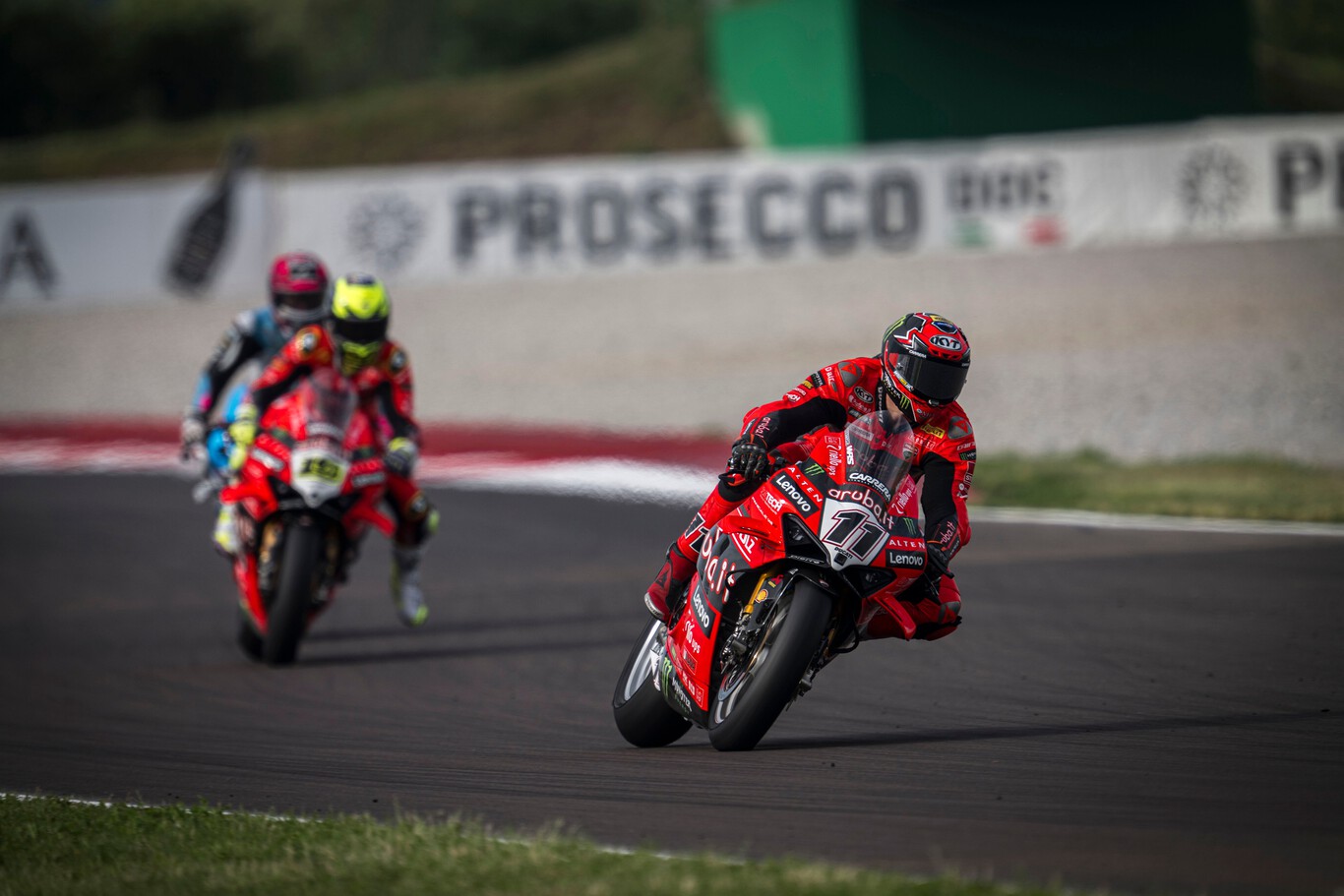 Nicolò Bulega doblega a Toprak Razgatlioglu en Cremona para lanzarse en el liderato del mundial de Superbikes