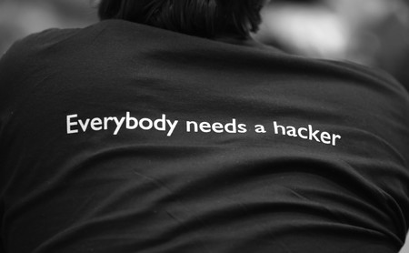 Siete hackers se hicieron millonarios 'cazando' vulnerabilidades en 2019: qué son los programas de 'bug bounty' que lo hacen posible