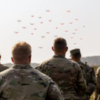 As fábricas nas áreas rurais dos Estados Unidos reabriram; e todas elas produzem o mesmo "brinquedo": um exército de drones de combate 