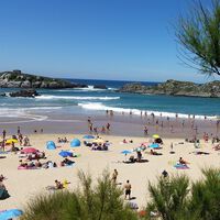 El pueblo de Cantabria que muchos comparan con Benidorm por la llegada masiva de turistas: rodeado de marismas y con playas de agua cristalina 