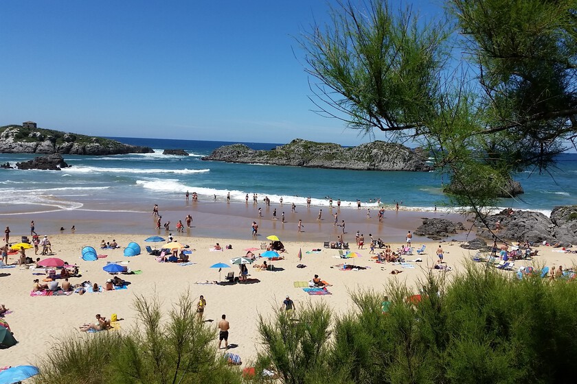 El pueblo de Cantabria que muchos comparan con Benidorm por la llegada masiva de turistas: rodeado de marismas y con playas de agua cristalina