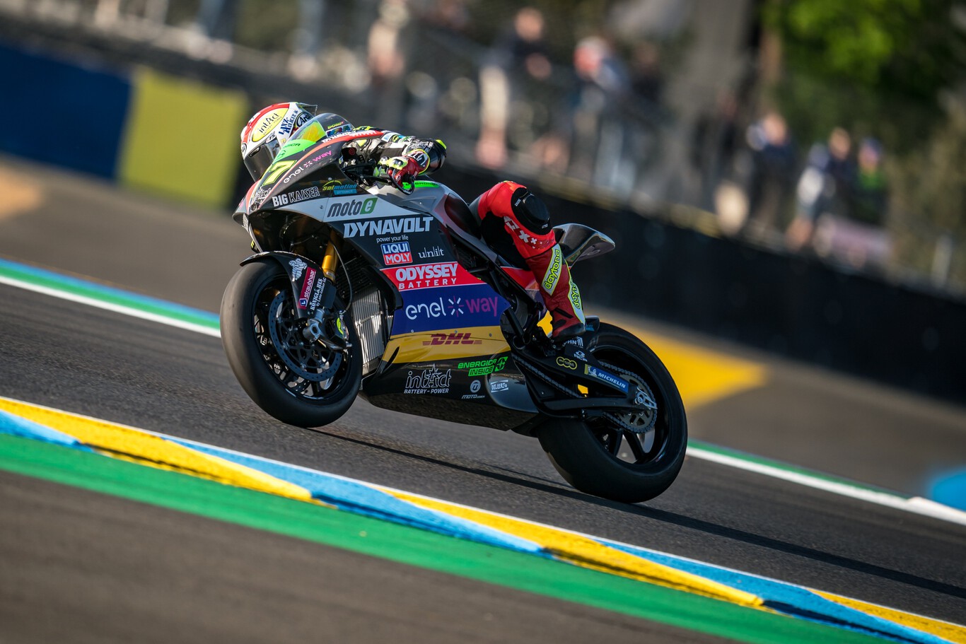 Dominique Aegerter gana su primera carrera de MotoE en 2022 para ponerse líder de la Copa del Mundo