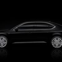 PRECIOSA 'acristala' el Škoda Superb y lo denomina Black Crystal