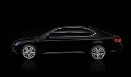 PRECIOSA 'acristala' el Škoda Superb y lo denomina Black Crystal