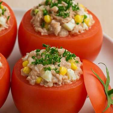 Jitomates rellenos con atún, elote y huevo: la receta fácil y barata que te salva la comida
