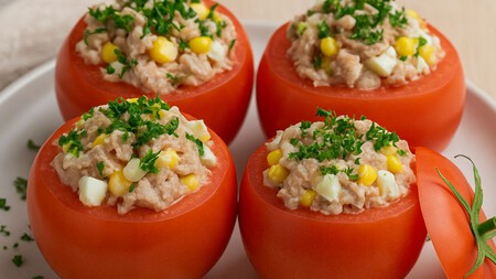 Jitomates rellenos con atún, elote y huevo: la receta fácil y barata que te salva la comida