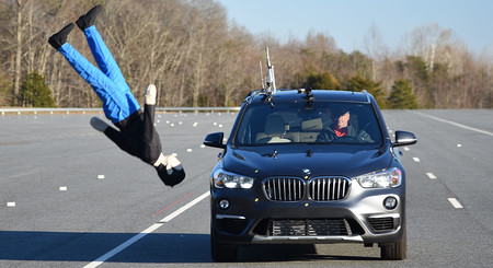 Y voló. El detector de peatones del BMW X1 fracasa en una prueba y no detecta ni uno