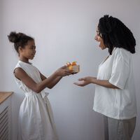 Muñecas, medallas y pirotecnia: los curiosos regalos para el Día de la Madre alrededor del mundo 