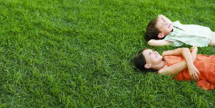 Niños cansados con la llegada de la primavera
