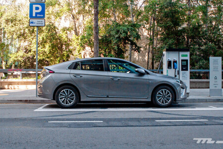 Cargar el coche eléctrico en Barcelona dejará de ser gratis el 18 de enero, y el precio será variable