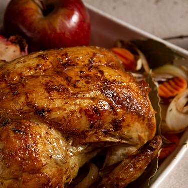 ¿Rosa o blanco? El truco de chef para saber cuándo un pollo está asado sin tener casi que tocarlo 