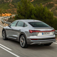 Los Audi e-tron y e-tron Sportback estrenan un cargador de 22 kW que reduce su tiempo de carga