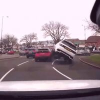 Un Land Rover Discovery Sport descubre la 'magia' del centro de gravedad al chocar contra un Toyota GR Yaris