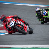 Nicolò Bulega se vuelve a pasear en una carrera de Supersport plagada de accidentes en Assen